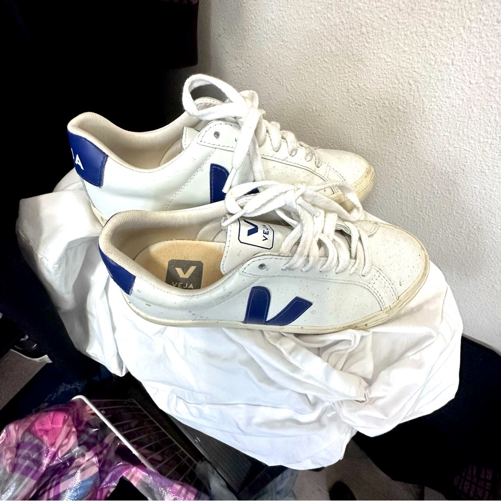 Sneakers size 5 V
